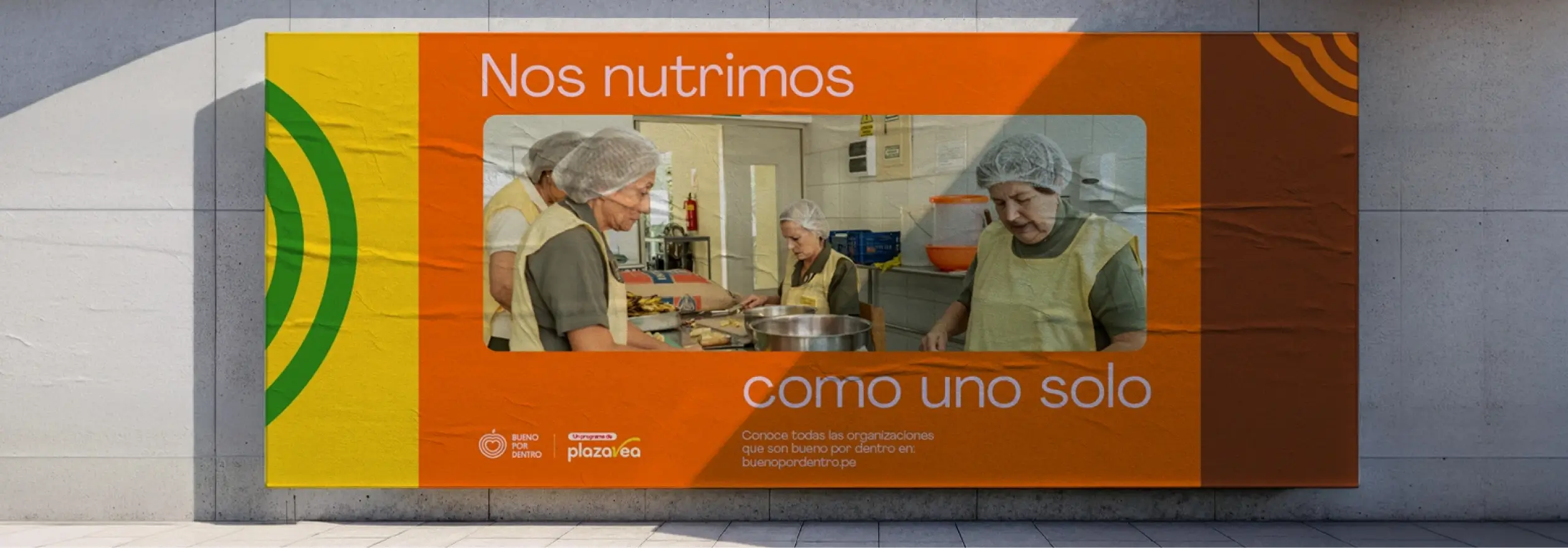 Valla publicitario de Bueno por dentro en Plaza Vea, mostrando al personal operativo y el isotipo de la marca, diseño por BSM