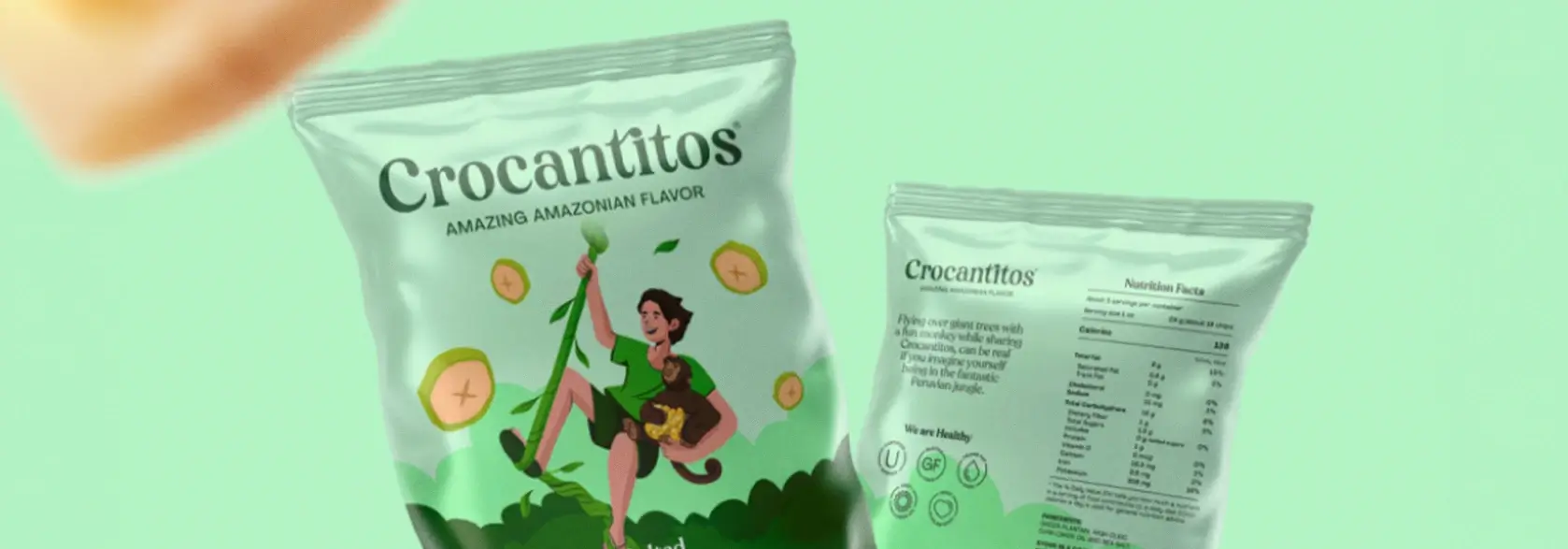 Vista en primer plano del nuevo diseño de empaque para snacks Crocantitos mostrando el frente ilustrado y el reverso con la tabla nutricional por BSM.