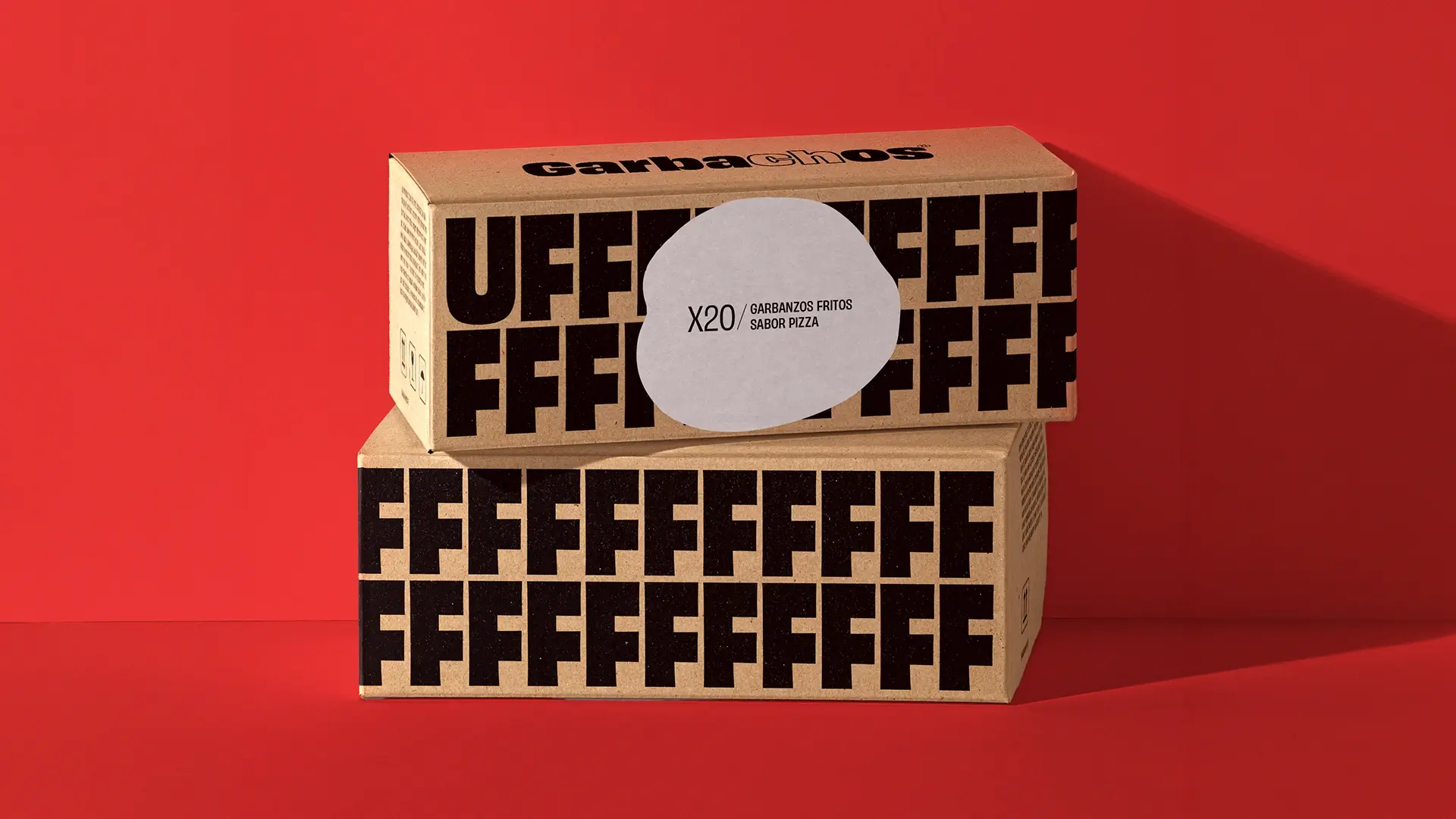 Diseño de empaque secundario y caja de distribución mayorista sabor pizza para snacks Garbachos por BSM.
