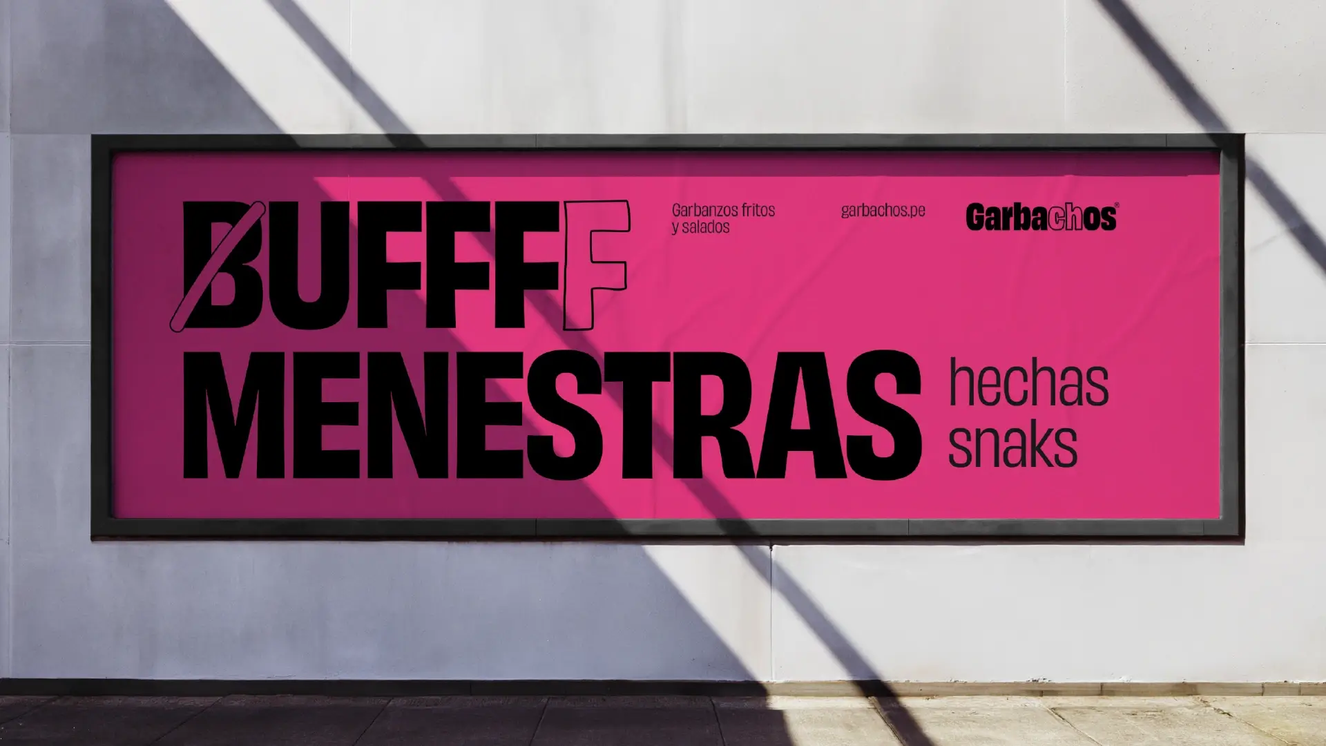 Mockup publicitario en entorno urbano de una valla exterior OOH de snacks Garbachos sobre fondo magenta por BSM